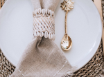 Rond de serviette en rotin et coquillages