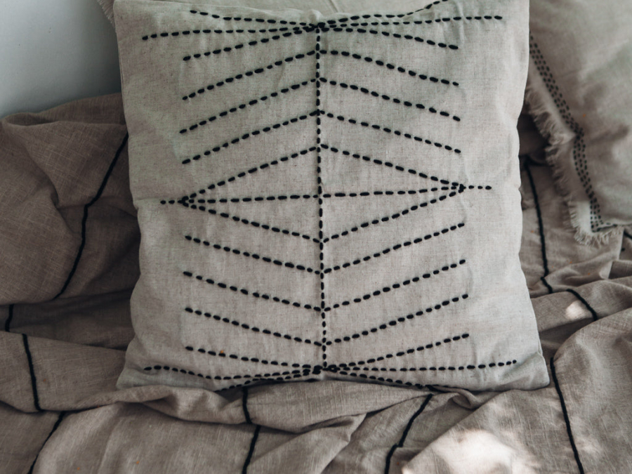 Housse de coussin en lin naturel motif ethnique