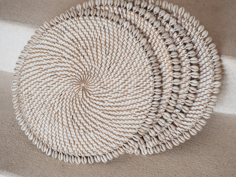 Set de table rond en rotin et coquillages